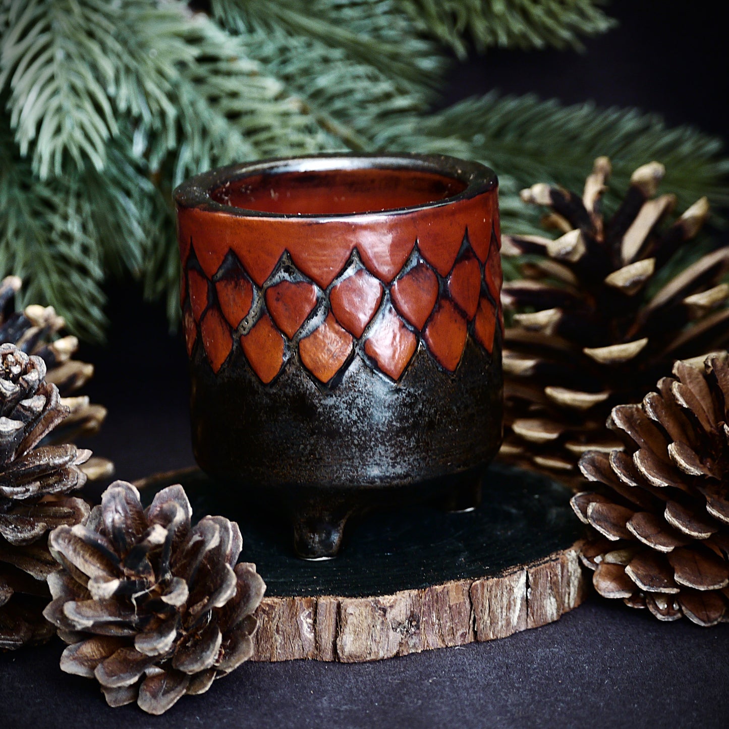Red & Black Footed Dragon Scale Pot