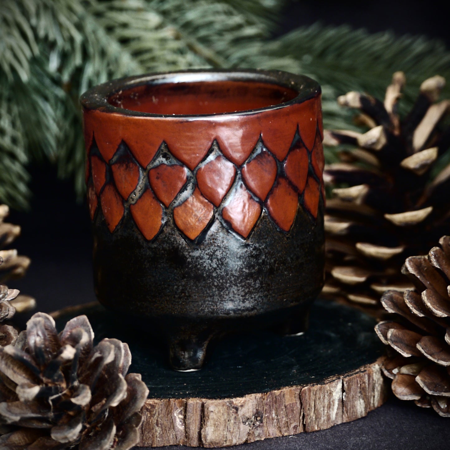 Red & Black Footed Dragon Scale Pot